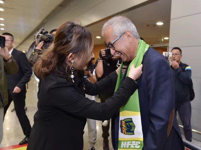 冷艳女警官玉臀迎合