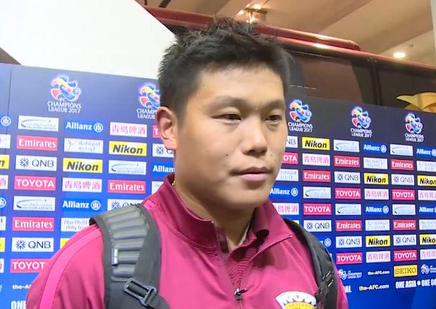 在屋顶和三个男人享受的妻子